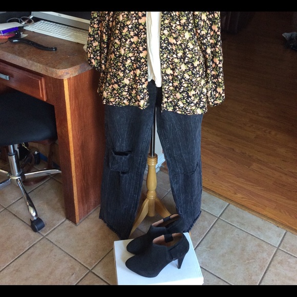 Dolce Vita OnDine Black Suede Boots Size 8.5, Pre-owned with box - Picture 4 of 13